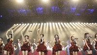 Keren! Acara ditutup dengan lambaian tangan personil AKB48 dan JKT 48(dok. Desi Pusapasari)