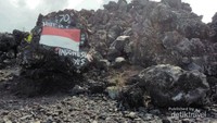 Batu berwarna hitam yang dilalui lahar panas