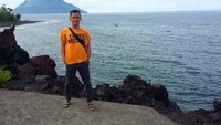 Berfoto dengan latar Gunung Gamalama
