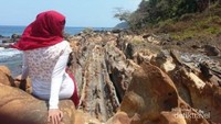 Berfoto di Batu Batik