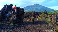 Banyak juga bebatuan besar yang cukup kokoh untuk dipanjat