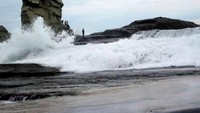 Batu-batu karang dengan ombak (Naryani Soepandi/dtraveler)