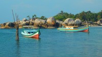 perahu nelayan di pantai tanjung tinggi