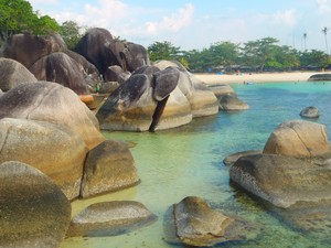 Batu-batu Raksasa di Pantai Laskar Pelangi