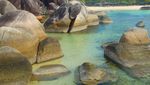 Batu-batu Raksasa di Pantai Laskar Pelangi