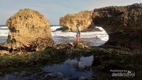 Berdiri di tengah batu yang kokoh