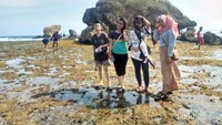 Pengunjung asyik berfoto