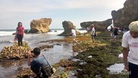 Bila surut, sekitaran bebatuan karang ini selalu ramai