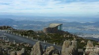 Gedung kaca menyediakan ruangan penghangat badan dan sejarah dari Gunung Wellington