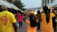 Banyak yang berkostum kuning