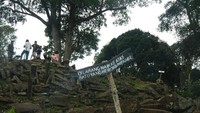 Salah satu rambu larangan di area situs Gunung Padang