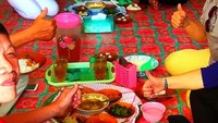 Tradisi cara warga lokal yang menjamu kami dengan makanan khas mereka