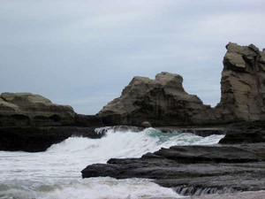 Batu Karang Menawan di Pantai Klayar, Pacitan