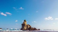 Karang yang menjadi ikon Pantai Buyutan