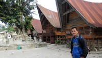 Saya berfoto di Huta Siallagan