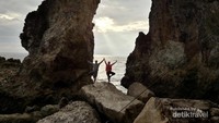 Berpose di tengah Batu Layar