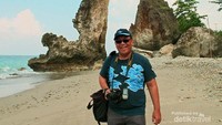Berpose di depan Batu Layar