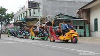 Iring-iringan ini menjadi pusat perhatian warga ketika melintas