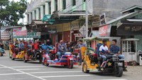 Konvoi mesin penggiling padi yang sudah dimodifikasi