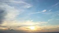 Pemandangan sunset dan siluet Gunung Agung