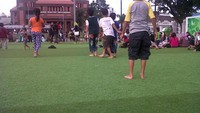 Alun-alun yang ramai dengan wisatawan