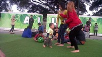 Anak-anak bermain dengan gembira