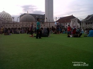 Beda, Santai Sore di Alun-alun Bandung