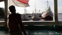 Melihat kapal bersandar di pelabuhan