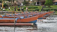Perahu untuk mengitari danau (Ver Baroezy/dtraveler)