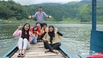 Begini Asyiknya Libur Akhir Pekan Naik Perahu di Dieng