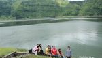 Begini Asyiknya Libur Akhir Pekan Naik Perahu di Dieng