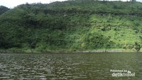Bukit yang mengelilingi telaga