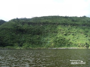 Begini Asyiknya Libur Akhir Pekan Naik Perahu di Dieng