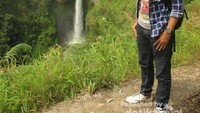 Saya berfoto dengan latar Air Terjun Sipiso-Piso