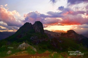 Begini Cantiknya Kawasan Karst Citatah di Kala Senja
