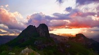 Lembayung di atas kawasan karst Citatah