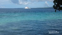 Ferry menuju Pulau Seram dilihat dari Pantai Liang