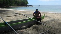 Sampan di Pantai Hulukuta