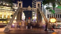 Jembatan tua di belakang Hotel Fullerton