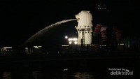 Pemandangan Merlion di kala malam