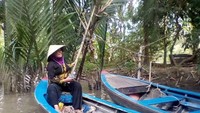 Perahu-perahu sampan yang dikemudikan penduduk setempat untuk menuju Pulau Kelapa.