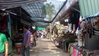 Sebuah pasar tradisional yang menjual pernik-pernik dan juga hasil industri permen kelapa di Pulau ini.