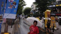 Berfoto di kawasan Hongdae ketika gerimis