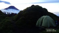 Pengunjung yang menginap dari semalam membuat tenda di puncak bukit