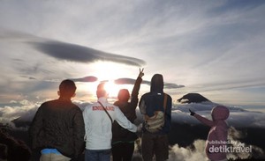 Begini Indahnya Mahakarya Tuhan di Puncak Bukit Sikunir