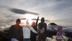 Begini Indahnya Mahakarya Tuhan di Puncak Bukit Sikunir