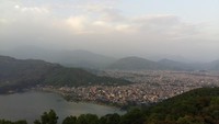 Kota Pokhara beserta dari danau Phewa dilihat dari World Peace Pagoda