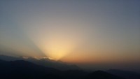 Matahari terbit di antara pegunungan Himalaya dilihat dari Sarangkot view point