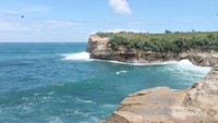 Tebing di pinggir Pantai Klayar