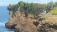 Menikmati pesona Pantai Klayar dari atas tebing